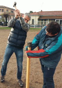 I due consiglieri del GSV, Gianluca Gatti e Paolo Gini, al lavoro per preparare il campo gara