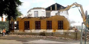 demolizione scuola gino egretti villa guardia